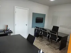 Sala de reunião com mesa e cadeiras